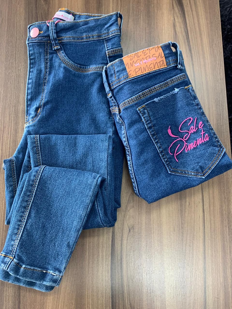 Calça Jeans Botão Rosa Sal e Pimenta